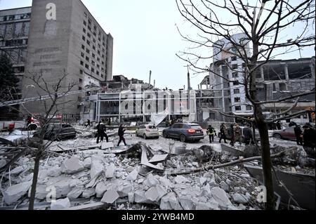 Zaporizhzhia, Ucraina. 10 dicembre 2024. ZAPORIZHZHIA, UCRAINA - 10 DICEMBRE 2024 - gli edifici sono danneggiati da un attacco missilistico russo, Zaporizhzhia, Ucraina sudorientale. Tre persone sono morte e almeno 14 sono ferite. Un edificio per uffici, un centro medico e altri edifici sono danneggiati. Potrebbero esserci persone sotto le macerie. Crediti: Ukrinform/Alamy Live News Foto Stock