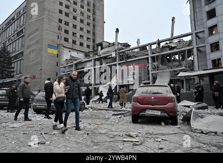 Zaporizhzhia, Ucraina. 10 dicembre 2024. ZAPORIZHZHIA, UCRAINA - 10 DICEMBRE 2024 - le persone sono fuori da un edificio distrutto da un attacco missilistico russo, Zaporizhzhia, Ucraina sudorientale. Tre persone sono morte e almeno 14 sono ferite. Un edificio per uffici, un centro medico e altri edifici sono danneggiati. Potrebbero esserci persone sotto le macerie. Crediti: Ukrinform/Alamy Live News Foto Stock