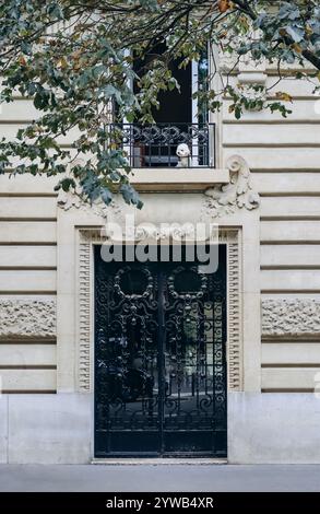 Parigi, Francia - 15 luglio 2021: Facciata di una vecchia casa parigina con un cane bianco alla finestra Foto Stock