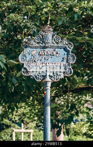 Parigi, Francia - 15 luglio 2021: Un cartello vintage per Avenue General Margueritte vicino al campo di Marte vicino alla Torre Eiffel Foto Stock