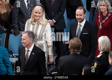 Oslo, Norvegia 10 dicembre 2024 la principessa ereditaria mette Marit di Norvegia, il principe ereditario Haakon Magnus di Norvegia partecipa alla cerimonia del Premio Nobel per la Pace presso il Municipio di Oslo, onorando il premio Nihon Hidankyo, rappresentato dal segretario generale giapponese Terum Tanaka a Oslo, Norvegia crediti: Nigel Waldron/Alamy Live News Foto Stock