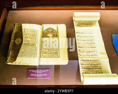 Erevan, Armenia - 22 novembre 2024: Manoscritto e rotolo arabo antico nel museo Matenadaran (Mesrop Mashtots Institute of Ancient Manuscripts) in Foto Stock