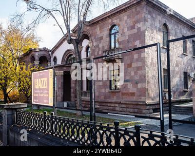 Yerevan, Armenia - 24 novembre 2024: Casa della Cultura dell'architetto in viale Baghramyan nella città di Yerevan il giorno d'autunno Foto Stock