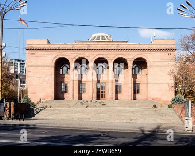 Erevan, Armenia - 24 novembre 2024: Costruzione dell'Accademia Nazionale delle Scienze della Repubblica d'Armenia a Baghramyan Avenue nella città di Erevan sul sunn Foto Stock