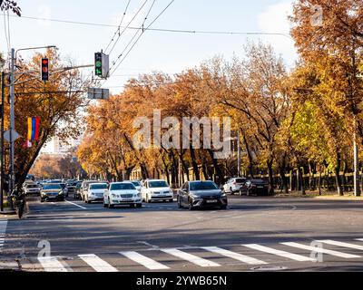 Erevan, Armenia - 24 novembre 2024: Auto su viale Baghramyan nella città di Erevan nella soleggiata giornata autunnale Foto Stock