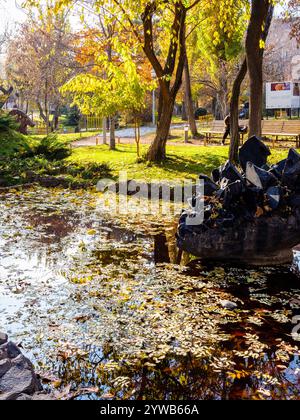 Erevan, Armenia - 24 novembre 2024: Stagno nel Parco degli amanti in viale Baghramyan nella città di Erevan in un giorno d'autunno di sole Foto Stock