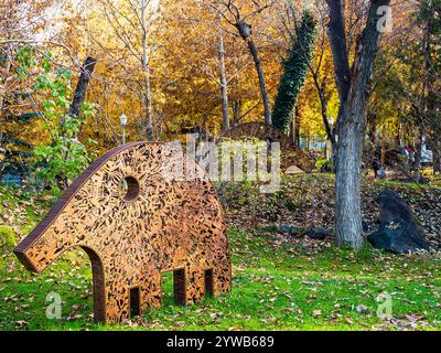 Erevan, Armenia - 24 novembre 2024: Statua di elefante stilizzato scolpita nel Parco degli amanti in viale Baghramyan nella città di Erevan in un giorno d'autunno soleggiato Foto Stock