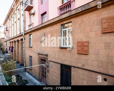 Erevan, Armenia - 24 novembre 2024: Facciata della parte residenziale della casa dei compositori in via Derenik Demirchyan nella città di Erevan il giorno d'autunno Foto Stock