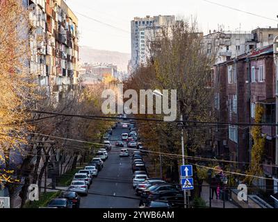 Yerevan, Armenia - 24 novembre 2024: Vista della fine di via Pushkin nella città di Erevan al sole del crepuscolo serale autunnale Foto Stock