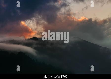 Nuvole colorate sopra la catena montuosa dell'Himalaya dopo che il sole è tramontato oltre le cime delle montagne. Dopo il sole tramonta l'immagine di riserva della natura , ripresa a Okhrey, Sikkim Foto Stock