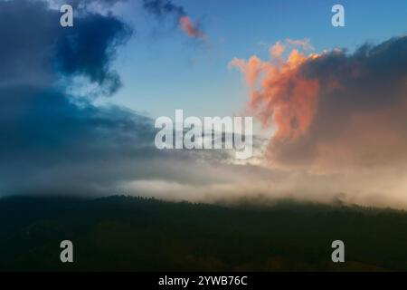 Nuvole colorate sopra la catena montuosa dell'Himalaya dopo il tramonto oltre le vette della montagna. Dopo il tramonto del sole immagine naturale , scattata a Okhrey, Foto Stock