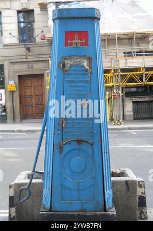 Cornhill Pump prima del suo restauro nel 2013. Questo è il retro con una vaschetta davanti (ora rimossa) in cui pompare acqua di pozzo. Costruito nel 1799. Foto Stock
