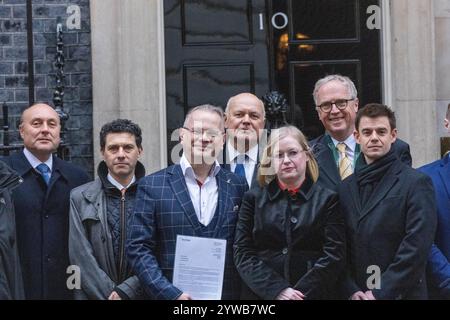 Londra, Regno Unito. 10 dicembre 2024. Una petizione è presentata al 10 Downing Street per dare i primi 100 milioni di sterline di multe annuali FCA agli ospedali per sostenere il loro finanziamento; guidato da Corin Dalby, CEO di Box Power CIC, e supportato da una serie di parlamentari Crediti: Ian Davidson/Alamy Live News Foto Stock