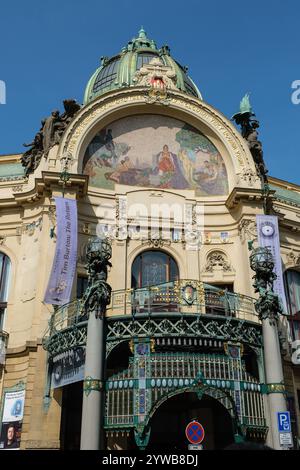 Municipio, il più bell'esempio di architettura Art Nouveau di Praga. Il mosaico "omaggio a Praga" rappresenta la cultura ceca. Praga, Cechia, Repubblica Ceca Foto Stock