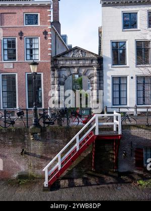 Un portico storico è visibile lungo uno stretto canale il 21 novembre 2024 vicino all'Università di Utrecht a Utrecht, nei Paesi Bassi. Foto di Robert Nickelsberg Foto Stock