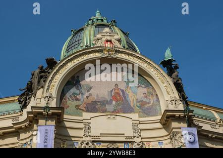 Municipio, il più bell'esempio di architettura Art Nouveau di Praga. Il mosaico "omaggio a Praga" rappresenta la cultura ceca. Medaglione che mostra un tre a Foto Stock