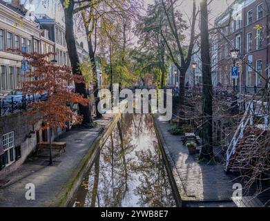 Uno stretto canale con magazzini accanto è visto il 21 novembre 2024 vicino all'Università di Utrecht a Utrecht, nei Paesi Bassi. Foto di Robert Nickelsberg Foto Stock