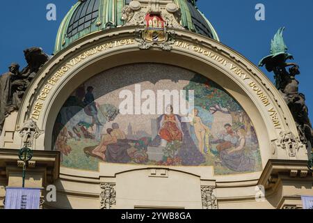 Municipio, il più bell'esempio di architettura Art Nouveau di Praga. Il mosaico "omaggio a Praga" rappresenta la cultura ceca. Medaglione che mostra un tre a Foto Stock