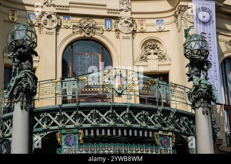 Municipio, il più bell'esempio di architettura Art Nouveau di Praga. Medaglione che mostra un castello a tre torri, il simbolo di Praga. Cechia Foto Stock