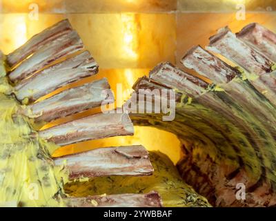 costolette di manzo crude in un primo piano di essiccazione della carne Foto Stock