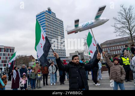 Menschen feiern, bei einer Kundgebung, ausgelassen das Ende des Assad-regimes Assad, nach dem Machtwechsel in Syrien, auf dem Vorplatz des Hauptbahnhofs von Duisburg, NRW, Deutschland, Syrer Freundesfeier **** la gente celebra, in una manifestazione, la fine del regime di Assad, dopo il cambio di potere della corte di Assad, la Germania, gli amici principali della Siria, Duisburg, la Germania, la Germania, la Germania, la Germania, la Germania, la Germania, la Germania Foto Stock