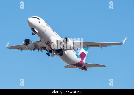 Avión de Línea Airbus A320 de la aerolínea Eurowings despegando en el aeropuerto de Gran Canaria. Gando. Foto Stock