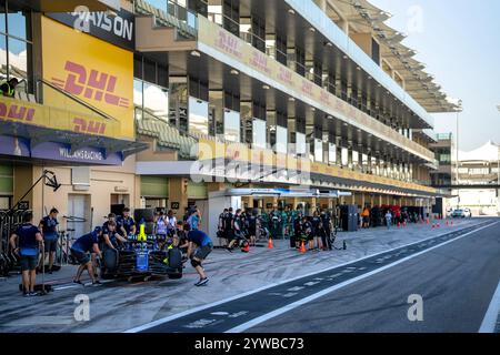 8 dicembre 2024, Abu Dhabi, Singapore, Emirati Arabi Uniti: Pit Lane martedì al test post-stagionale di Formula 1 di Abu Dhabi 2024 presso il circuito Yas Marina. (Immagine di credito: © Antoine Lapeyre/ZUMA Press Wire) SOLO PER USO EDITORIALE! Non per USO commerciale! Foto Stock