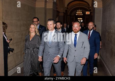 Washington, Stati Uniti. 10 dicembre 2024. Pete Hegseth, candidato del presidente eletto Donald Trump alla carica di Segretario della difesa, è visto con sua moglie Jennifer Rauchet, mentre Hegseth incontra i senatori, martedì 10 dicembre 2024 nel Campidoglio. (Foto di Aaron Schwartz/Sipa USA) credito: SIPA USA/Alamy Live News Foto Stock