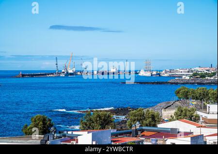 Una vista dall'avvistamento dell'isolotto Dog Face verso Ponta Delgada sull'isola di San Miguel nelle Azzorre in estate Foto Stock