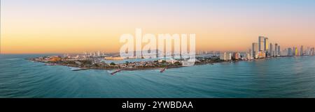 Vista panoramica aerea della città vecchia di Cartagena de Indian in contrasto con il moderno skyline di Bocagrande nella magica serata al tramonto Foto Stock