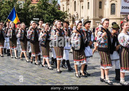 Giovani donne di Dorna Candrenilor, Romania, nella Piazza della città Vecchia di Praga per un Festival Folcloristico. Praga, Cechia, Repubblica Ceca. Foto Stock