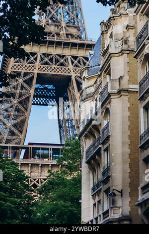 Parigi, Francia - 15 luglio 2021: Edifici storici Haussmanniani nel 7° arrondissement vicino alla Torre Eiffel Foto Stock