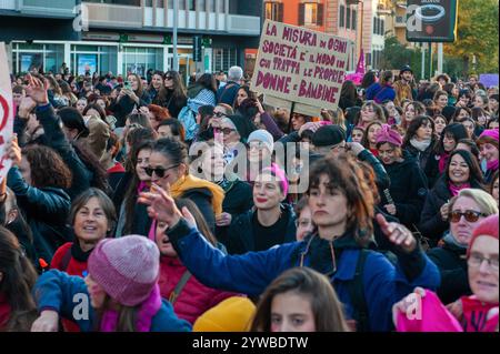 23 novembre 2024 - Roma, Italia: marcia transfennista organizzata dal movimento non una di meno © Andrea Sabbadini Foto Stock