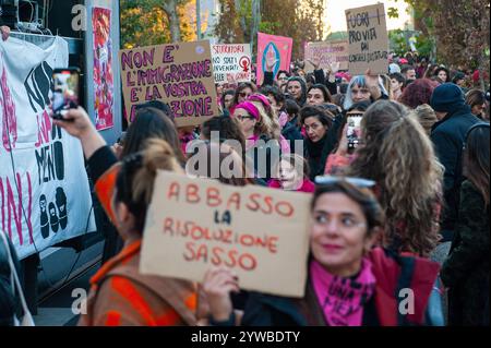 23 novembre 2024 - Roma, Italia: marcia transfennista organizzata dal movimento non una di meno © Andrea Sabbadini Foto Stock