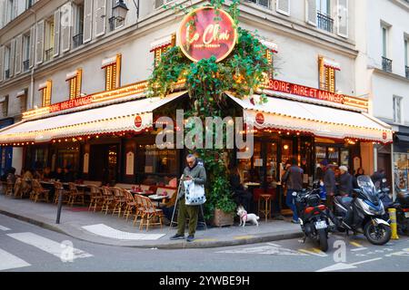 Parigi, Francia - 30 novembre 2024 : la terrazza all'aperto del caffè parigino le Chai Saint Germain nel centro di Parigi nel quartiere Saint Germain su un clo Foto Stock