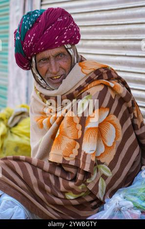 Beawar, Rajasthan, India, 10 dicembre 2024: Un vecchio coperto di abiti caldi durante una fredda giornata invernale a Beawar. Crediti: Sumit Saraswat / Alamy Live News Foto Stock