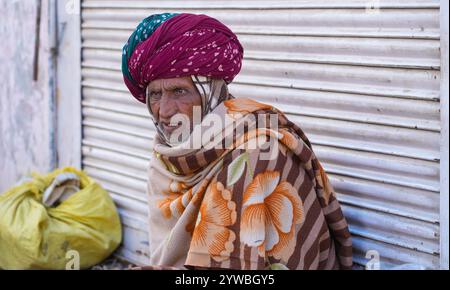 Beawar, Rajasthan, India, 10 dicembre 2024: Un vecchio coperto di abiti caldi durante una fredda giornata invernale a Beawar. Crediti: Sumit Saraswat / Alamy Live News Foto Stock