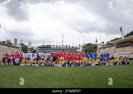 San Paolo, Brasile. 10 dicembre 2024. SP - SAO PAULO - 12/10/2024 - AUTISTI DI STOCK CAR E OSPITI CALCIO - giocatori e bambini allo stadio Pacaembu in questo evento di beneficenza a favore dell'opera di beneficenza della LBV (Legiao da Boa Vontade) e delle entità CAJEC. Foto: Anderson Romao/AGIF credito: AGIF/Alamy Live News Foto Stock