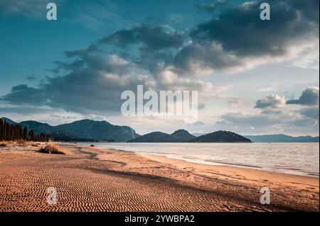 Tranquilla spiaggia di sabbia presso l'estuario del fiume Neretva nel sud della Croazia, affacciata sul mare Adriatico e sul paesaggio costiero circostante Foto Stock