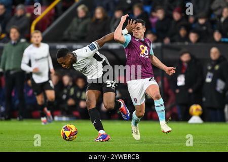 Ebou Adams di Derby County e Josh Cullen di Burnley si battono per la palla durante la partita del Campionato Sky Bet Burnley vs Derby County a Turf Moor, Burnley, Regno Unito, 10 dicembre 2024 (foto di Craig Thomas/News Images) Foto Stock