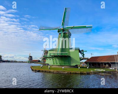 Skyline rurale olandese della piccola città vecchia di Zaanse Schans al tramonto, Paesi Bassi in primavera Foto Stock