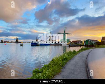 Skyline rurale olandese della piccola città vecchia di Zaanse Schans al tramonto, Paesi Bassi in primavera Foto Stock