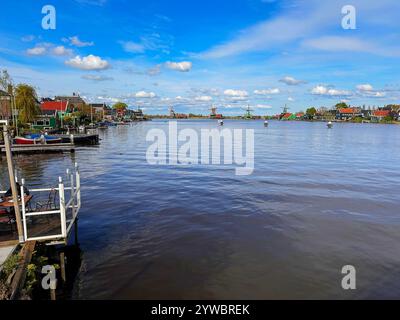 Skyline rurale olandese della piccola città vecchia di Zaanse Schans al tramonto, Paesi Bassi in primavera Foto Stock