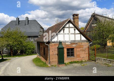 Case rurali tradizionali in un ambiente di campagna Foto Stock