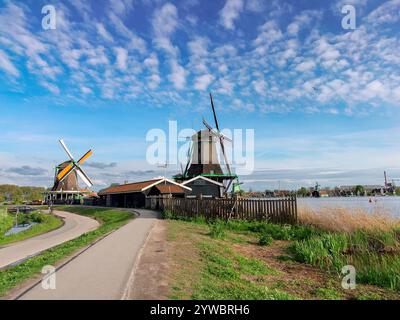 Skyline rurale olandese della piccola città vecchia di Zaanse Schans al tramonto, Paesi Bassi in primavera Foto Stock