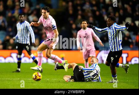 Lewis Travis dei Blackburn Rovers (a sinistra) combatte per il pallone con Barry Bannan di Sheffield Wednesday e Jamal Lowe (a destra) durante il match per il titolo Sky Bet a Hillsborough, Sheffield. Data foto: Martedì 10 dicembre 2024. Foto Stock