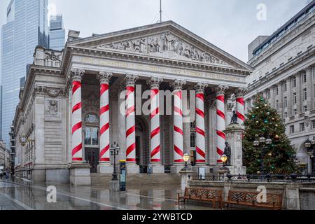 Royal Exchange London - edificio Royal Exchange nel quartiere finanziario della City of London decorato per il periodo natalizio. Struttura attuale 1844. Foto Stock