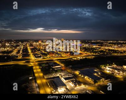 Birmingham, le affascinanti luci della città dell'Alabama, formano un accattivante motivo al calare della notte, proiettando un caldo bagliore sullo spettacolare skyline urbano Foto Stock