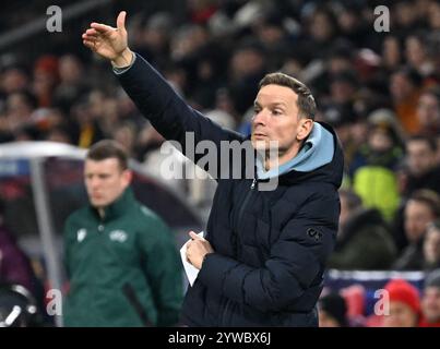 ABD0055 20241210 - SALISBURGO - Österreich: Cheftrainer Pepijn Lijnders (RBS).am Dienstag, 10. Dezember 2024, während des Champions League Spiels/Ligaphase/6. Runde zwischen Red Bull Salzburg und Paris St Germain a Salisburgo. - FOTO: APA/BARBARA GINDL - 20241210 PD12142 credito: APA-PictureDesk/Alamy Live News Foto Stock