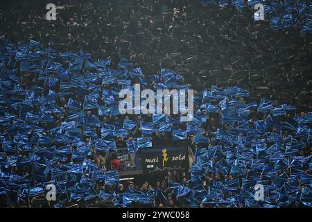 Tifosi dell'Atalanta BC durante la partita di fase della UEFA Champions League, fase MD6 tra l'Atalanta BC e il Real Madrid CF oon 10 dicembre 2024 allo stadio Gewiss di Bergamo Foto Stock